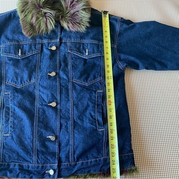 BDG Urban Outfitters Denim trucker w/ faux fur. Size
Medium/ Large - Picture 15 of 15